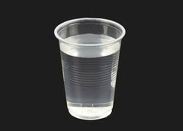 该选用甚么材质的塑料杯装热水？